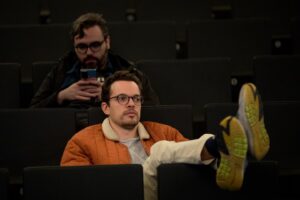 Martim Sousa Tavares Instagram - A viver no teatro durante o dia e tratando de tudo o resto de manhã bem cedo ou pela noite fora. Foram assim as últimas duas semanas e só vos digo: vou ter saudades. 

"Uma outra Bela Adormecida" é uma co-criação com a @beatriz_a_bras e o @franciscolourenco.art com produção da @orqsf e estreou hoje no @lucateatroluisdecamoes. Que sonho, uau!

Está praticamente esgotado em Lisboa mas passaremos novamente pelo Lu.Ca em Maio. Entretanto, também há Idanha-a-Nova, Porto, Loulé e outros locais que venham a querer-nos. A quem vem ver, espero que gostem. Ou melhor: suspeito que vão gostar! :)

Fotografias do @enricvivesrubio