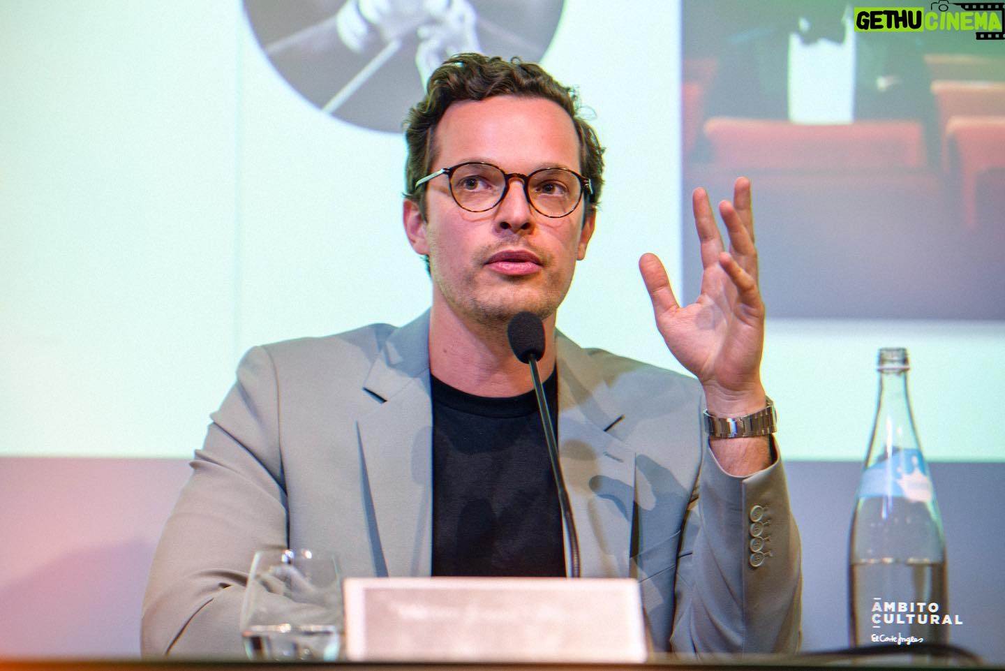 Martim Sousa Tavares - 1.7K Likes - Obrigado a todos os que vieram e fizeram transbordar a sala do @ambitocultural.eci para o lançamento do livro!
Muito tocado pela vossa presença e pelas palavras do Gonçalo M. Tavares, que me ficaram gravadas na memória. 🥹
Enquanto leitor apaixonado de toda a vida, acho que não há coisa mais bela do que celebrar um livro, a leitura e a partilha de ideias. 💡
O livro segue o seu caminho pelas vossas mãos e eu vou-me encontrando de norte a sul do país com os leitores. Até já!
@livros_zigurate
@carlosvazmarques