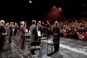 Martim Sousa Tavares Instagram - Está a valer! 🪄

O primeiro concerto como maestro titular da @orquestraclassicadosul já cá canta. 
Obrigado a todos, - orquestra, teatro e público - pela primeira de muitas noites em cheio. 🧡

Fotografias do antes e durante pelo @enricvivesrubio
