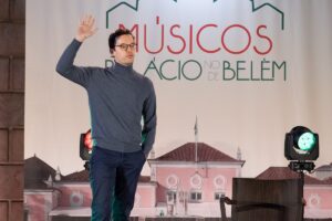 Martim Sousa Tavares Instagram - 🙋🏻‍♂️ 
A manhã de hoje foi no Palácio de Belém com quase 400 alunos do secundário dos quatro cantos do país. 🇵🇹

"Músicos no Palácio de Belém" é uma iniciativa de aproximação entre músicos de diferentes áreas e percursos e os nossos jovens estudantes. Não sei se fui mais eu a inspirar ou a ser inspirado por algumas das excelentes questões e intervenções. Falou-se na proposta de mudança do hino de Portugal, a pressão que se vive nas orquestras, como manter viva uma forma de arte com séculos de história, pensámos sobre o que é profissionalizar uma paixão e as belezas e riscos que isso acarreta, entre muito, muito mais.

Um abraço ao nosso tão carismático PR pelo convite (última foto = bromance).

Fotografias de Rui Ochoa / Presidência da República.