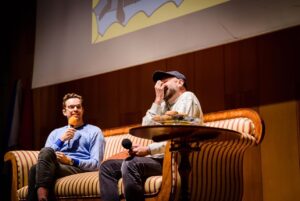 Martim Sousa Tavares Instagram - Ontem o @hugovanderding e eu fizemos uma sessão ao vivo no @podesfestival e no fim do dia ainda levámos para casa um prémio de melhor podcast, pelo segundo ano consecutivo, com o "Duas pessoas a conversar" da @antena3rtp.

Estamos muito felizes pelo reconhecimento e dêem-nos todos os prémios que quiserem. O que não falta são prateleiras lá em casa. However, acho que importa referir que este ano ganhámos na categoria de humor (estávamos nomeados também em artes e cultura), coisa que nos deixou um pouco assim: 🫤
É que uma coisa é fazer humor, outra é ter sentido de humor. Já abordámos incontáveis temas da cultura geral, artes, história, ciências, relações internacionais, doenças venéreas e o diabo a quatro. Histórias que dizem respeito a Portugal e ao mundo todo. Temos o Dr. Sousa Martins (@umgajoquesimsenhor) connosco, que não nos deixa mentir. Acham piada e riem-se imenso? Que bom. Adoramos! Mas no fim, lembrem-se que também aprenderam qualquer coisa. 
Para o ano queremos ganhar na categoria certa, pode ser? 

Será na versão "Era uma vez duas pessoas", um podcast da @flad.pt, que é onde estamos a viver agora! 🙌🏻

Fotos @afterclick