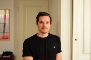 Martim Sousa Tavares Instagram - Esta semana arranca o @festivalsintra com uma série de concertos imperdíveis, vários esgotados e outros tantos em vias de esgotar. Consultem a programação, sigam a página do Festival e não fiquem de fora! 👀

Também o livro segue o seu caminho a todo o vapor e regresso à Feira do Livro de Lisboa no domingo. ✌🏻

Falo de ambas as coisas numa longa entrevista à @comunidadeculturaearte (a foto é deles - link nas stories).

PS - concertos: este mês são nos dias 21 (Na Colónia Penal), 22 (com os @capitaofausto) e 25 (com a @orquestradoalgarve). 💪🏼