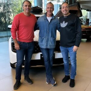 Martín Cárcamo Instagram - Preparando sorpresas con 2 GENIOS del Deporte y además grandes personas.  Tremendos!!! 
@massunico y @fergonzalezel 

 Super Equipo @kiachile