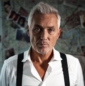 Martin Kemp Instagram - Guys… this is shooting now
If ya see me on the streets working
Come and say hi!!!
#on the trail of a serial killer in @ShogunFilms new horror-thriller DOCTOR PLAGUE which is now in production across the UK. @TrinityCreativ4 will release the film, which also stars Peter Woodward, @JeanineNerissaS @wendyglenn & David Yip in 2025. 🇬🇧🎬Jordan-_Smith_photos