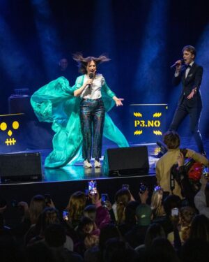 Martin Lepperød Instagram - Tusen takk for meg p3morgen❤️ en verdig avslutning på morgenlivet, takk til alle tøytene som kom for å se på oss være idoter. Takk til @dr.jones @sofijoha @danieldorvik @jnaustdal @mariahaugsgjerd for 2 fantastiske gøye år og at dere har holdt ut med all min forferdelig seksuelle trakassering, glad i dere. Og til @adelinaibi for å være den beste makkeren en kan ønske seg, det var synd du krevde dobbelt så mye lønn som gjorde at nrk ikke kunne betale meg mer, men du fortjener jo å tjene 1,8 i året. Kjempe glad i deg❤️ du får spandere lønsj en dag.