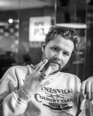 Martin Lepperød Instagram - Trenger hjelp til nytt profilbilde på LinkedIn. Med eller uten kaktus?