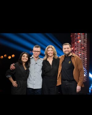 Martin Lepperød Instagram - En stor glede å få komme på besøk til Lindmo for å prate litt om Kladden har dævva❤️ du kan se hele den meget hyggelige seansen på nrktv allerede nå eller på idiot boksen klokka 21.55 i kveld 🤫 takk for meg🤘🏽