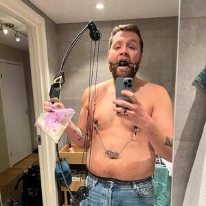 Martin Lepperød Instagram - For en uke det har vært! Jeg er stolt, ydmyk og original. Takk til alle som kom på sentrum og var med på å lage en av de villeste kveldene jeg har vært med på. Tusen takk til @fenomen_tfs, tusen takk til regi @olesoo som aldri takker nei til en liten 5 minutter på øye, takk @galvangello som alltid takker ja til å være med på tur og til morsom mat, takk til @henrikfarley @jonisjosef som hentet meg opp fra gata, til @reisdegkomikerklubb som var stedet alt startet og til sist min kone @marenbakken som alltid sier «ja Martin, du er ikke bare morsom, men også helt sinnsykt sexy».