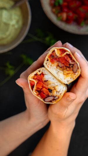 Martin Lubojatzky Instagram - „STIHNU do 30 min…?“ tohle BURRITO, včetně nákupu surovin?⏱️

Po Lubojatzky AKADEMII tady máme nový formát videí „STIHNU do 30 min…?“. Tento formát bude skvělou inspirací pro časově vytížené. Věříme, že v něm najdete hodnotu a bude vás bavit.❤️

Jaké další jídlo do 30 minut byste u nás chtěli vidět?🤩

Partnerem první výzvy je @billa_cz e-shop, odkud jsem suroviny objednala. Na objednávky nad 500 Kč platí doručení zdarma.🙏🏻 Zatím služba funguje v Praze, Brně, Mladé Boleslavi a okolí. Nesmutněte, ke komu ještě Billa e-shop nedováží. Pro všechny totiž máme aspoň recept na tohle extra rychlé burrito.🥰

Suroviny na 4 porce:
Směs do burrita
	• 2 PL olivového oleje
	• 1 střední červení cibule
	• 1 stroužek česneku
	• 1 plechovka červených fazolí
	• 2 ČL uzené mleté papriky
	• 3/4 ČL římského kmínu
	• 1 ČL sušeného oregana
	• 1 ČL granulované cibule
	• 1 ČL granulovaného česneku
	• Sůl
	• Černý čerstvě namletý pepř
	• 2 PL dvojitě koncentrovaného rajčatového protlaku
	• 1/2 malého hrníčku vody (dle potřeby doléváme postupně)
	• Limetová šťáva (dle chuti přidáme nakonec)

Avokádový dip:
	• 1/2 zralého avokáda
	• 1 stroužek česneku
	• 1/2 balení řeckého jogurtu s 5 % tuku
	• Sůl
	• Pepř
	• 1 ČL Worcester omáčky
	• 1 ČL plnotučné hořčice
	• Šťáva z 1/2 malé limety
	• 1/2 hrsti čerstvého koriandru (petrželky, jestli koriandr nemáte rádi)

Pico de gallo:
	• 200 g cherry rajčat
	• 1/4 malé červené cibule
	• 1/4 čerstvé jalapeňo (cayenne) papričky
	• Sůl
	• Pepř
	• Limetová šťáva
	• Listy koriandru (petrželky)

Další:
	• Sýr (např. Cheddar)
	• 6 pšeničných tortill
	• 140 g jasmínové rýže

Recept | Burrito | Rychlé jídlo | Jednoduché jídlo | Zdravé jídlo | Jídlo do krabičky