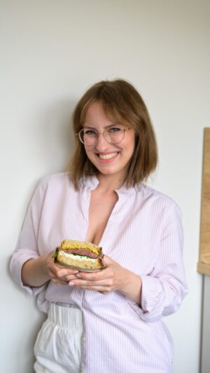 Martin Lubojatzky Instagram - Lubojatzky AKADEMIE č. 16 | Jak jednoduše zabalit sandwich do pečicího papíru?🥪

Naučte se způsob, díky kterému vaše sandwiche vydrží pohromadě, až dokud nesníte poslední sousto.😊 Potřebujete jen svačinový anebo pečicí papír.

Využijete tuto vychytávku, anebo ji už znáte a používáte?❤️

#jidlo #inspirace #svacina #chleba #vylet #mnam #mnamka #miluju