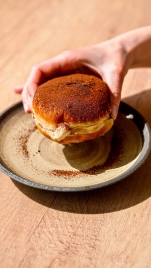 Martin Lubojatzky Instagram - Zkouším TIRAMISU KOBLIHY | Jak máte nejradši svou koblihu vy?😍

Tiramisu koblihy jsem zahlédla v jedné pekárně ve Španělsku, která jimi získala obrovský hype!👀 A mně taky ukápla slina, když jsem je viděla na řezu.🤤 Protože máme skvělý recept na domácí koblihy v naší druhé Ještě více ULALA kuchařce, hned jsem se do nich pustila, abych věděla, co na nich všichni mají! A co myslíte? Stojí to za to?😊 Rozhodně ANO!👌

Suroviny na krém pro 16 koblih:
120 g smetany ke šlehání (33 % tuku)
60 g moučkového cukru
2 žloutky vel. M šťastné slepičky
200 g mascarpone
4 ČL Amareta (mandlový likér)
Zrníčka ze 2 cm vanilkového lusku
1/2 ČL rozpustné kávy

Žloutky s cukrem a kávou v nerezové míse položené na hrnci s 1 cm vody (hladina vody se nesmí dotýkat mísy) nahřívat na středním stupni. Tyčovým mixérem s metličkou šlehat na nízkou rychlost zhruba 10 minut, dokud se vejce neuvaří na 60 stupňů (budete schopni metličkou napsat pomyslnou osmičku). Misku pryč z páry, krém přelít do čisté střední mísy a přimíchat do něj stěrkou mascarpone, Amareto a zrníčka z vanilky. Stranou ve vysoké nádobě vyšlehat tyčovým mixérem s metličkou studenou smetanu ke šlehání do tuha a vmíchat ji jemně do krému. Hotový krém přikrýt potravinářkou fólií a vložit do lednice vychladit. Poté koblihy naplnit a posypat přes sítko kvalitním kakaem.

Recept na koblihy:
str. 207 v Ještě více ULALA kuchařce, kterou seženete na našem e-shopu lubojatzky.cz ❤️

#koblihy #jidlo #mnam #dnesjim #dnesjem #miluju #inspirace #dezert