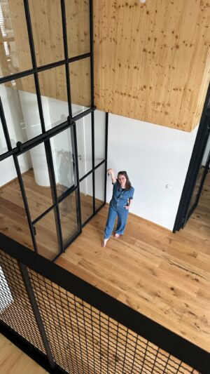 Martin Lubojatzky Instagram - Naše NOVÉ DOMA 🏡

Včera jsme si převzali klíče od našeho nového loftového bytu v Praze a moc se těšíme, až si ho vybavíme.😍

První noc máme za sebou a spousty dalších před sebou.🥳

Těšíte se s námi na zařizování?🙏🏻

#byt #dnes #praha #loft #bydleni #interier #inspirace
