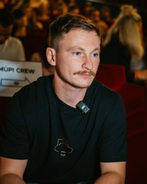 Martin Mikyska Instagram - VIDÍTE TO TAKY?! 

Nový “GOLD WINNER” a “Chlapec, který přežil” merch, který jste na nás mohli vidět na předpremiéře si můžete předobjednat do dnešních 23:59! Pak už nikdy nebude.

A správně vidíte, že @cestmirstrakaty se Mikýře snaží přemluvit, aby mu aspoň jedno triko dal