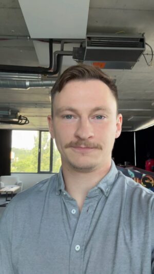 Martin Mikyska Instagram - Pravidlo, kterým se v životě řídím je - Jestli je to něco, na co budu v 80 vzpomínat na dvorku a vyprávět vnoučatům, tak bych to měl udělat. A tenhle půl rok je sakra historka na dvorek!

Díky moc všem za podporu v Survivoru, v komentářích, na streamech, na Herohero ❤️ Byla to neskutečná jízda, kterou chceme zakončit velkolepě a proto už dnes ve 20:00 dáváme ven největší projekt, který jsme zatím udělali - JEDINÝ ROZHOVOR V ŽIVOTĚ! Natáčeli jsme ho v prázdné O2 Areně. Můžete se těšit na staredown s Jackem, duel s Pirátem, halftime show, prázdná O2 Arena a velké finále 🥳

DNES | 20:00 | herohero.co/mikyr