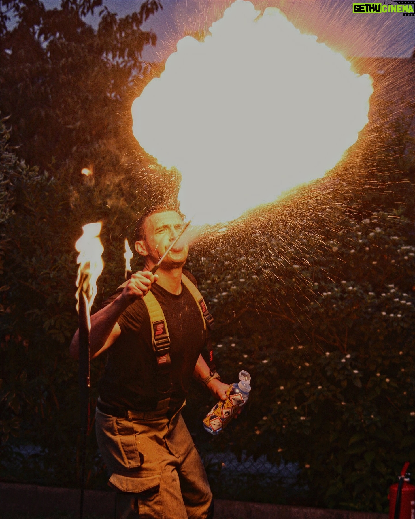 Martin Rudloff - 19.1K Likes - DISCLAIMER: These stunts are performed by highly trained professionals under expert supervision, please don't try this at home or anywhere else.
Diese Stunts werden von hochqualifizierten Profis unter fachkundiger Aufsicht durchgeführt, bitte versuchen Sie dies nicht zu Hause oder irgendwo anders.
Hab für eine private Gartenparty mal eine kleine Show einstudiert und performt.
1:47 min komplette Extase.
Zweites Standbein haben ist immer gut 🤣💪🏻‼️