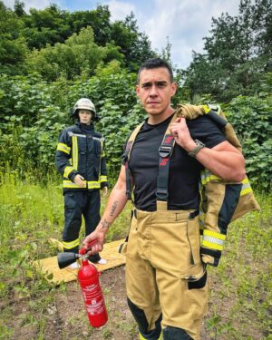Martin Rudloff Instagram - Ich pfeif auf Schule ich werd Feuerwehrmann 🧯 💪🏻🔥‼️ Im nächsten Leben definitiv 💯 
Wahre Helden die durchs "Feuer" gehen... 
DANKE euch ALLEN 🫶🏻