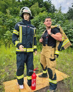 Martin Rudloff Instagram - Ich pfeif auf Schule ich werd Feuerwehrmann 🧯 💪🏻🔥‼️ Im nächsten Leben definitiv 💯 
Wahre Helden die durchs "Feuer" gehen... 
DANKE euch ALLEN 🫶🏻