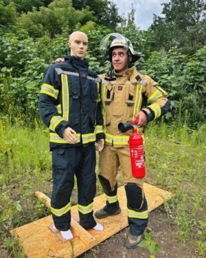 Martin Rudloff Instagram - Ich pfeif auf Schule ich werd Feuerwehrmann 🧯 💪🏻🔥‼️ Im nächsten Leben definitiv 💯 
Wahre Helden die durchs "Feuer" gehen... 
DANKE euch ALLEN 🫶🏻