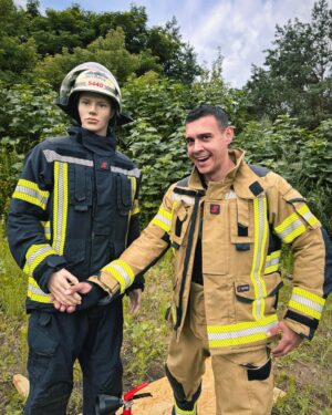 Martin Rudloff Instagram - Ich pfeif auf Schule ich werd Feuerwehrmann 🧯 💪🏻🔥‼️ Im nächsten Leben definitiv 💯 
Wahre Helden die durchs "Feuer" gehen... 
DANKE euch ALLEN 🫶🏻