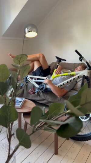 Martin Söderström Instagram - When you need a friend 👉🏼 @srammtb AXS 😂