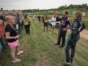 Martin Šonka Instagram - Neskutečný vikend v Přerově na Mistrovství Evropy v autocrossu. Úžasná akce. Diky @morkusmorava za pozvání a také skvělým @olgalounova, @martin.dejdar, @nejkrasnejsikluk a @petr.frantis.

Amazing weekend at European Autocross Championship. Thank you very  much for the invitation.

Foto: @porez62

#martinsonka #teamsonka #givesyouwings #redbull #redbullathlete @redbull @redbullcz @redbullmotorsports #aerobatics @worldautocross #autocross #prerovskarokle #aerobatics #pilot #czechpilot #pilotlife #pilotslife #aviation @civanews