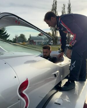 Martin Šonka Instagram - Tak mám oficiálně za sebou svůj první akrobatický let s tím nejskvělejším @martinsonka 🔥 Moc děkuju @redbullcz za tenhle boží zážitek 🔥 Na speciální video z celého letu a dne se můžete těšit už ve středu na mém YouTube 🤙🏾

#redbull #airrace #redbullairrace #martinsonka #adrenalinjunkie