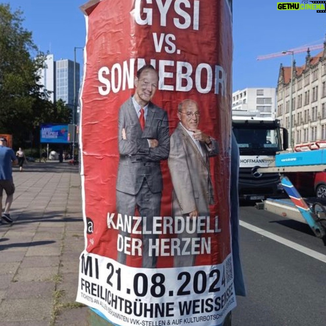 Martin Sonneborn - 3.5K Likes - Und was macht Ihr so im Sommer...? Smiley