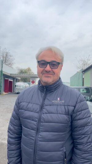 Martin Zounar Instagram - Martin Zounar alias Bobo Švarc vás zdraví z natáčení a má na vás zásadní otázku!😁🫢 Jak by měl Darinu získat zpět? Pište do komentářů😍

#ordinacevruzovezahrade2 #ordinace2serial #ordinujeme #ordinacenavoyo #voyocz #voyo @martin_zounar_official