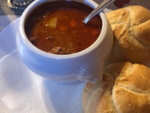 Martin Zounar Instagram - No a tradiční gulaschsuppe👍👍👍👍👍v chatě U Slováka Nassfeld