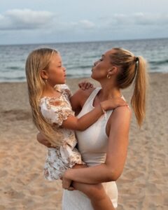 Actress Martine Lunde HD Instagram Photos and Wallpapers August 2024
