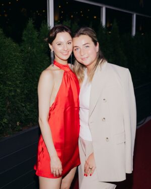 Marusya Klimova Instagram - Самый жаркий вечер, в прямом и переносном смысле, в мой день рождения 4 июля ☀️
Как же рада была собрать друзей и так уютно посидеть, так вкусно поесть и покурить оч крутой кальян. Спасибо ресторан @razgar.moscow Вы лучшие. Когда все желания предугадывются, когда внимательность  и профессионализм на высшем уровне - можно полностью расслабиться от организации и насладиться общением с любимыми и дорогими 🤍🤍🤍

Я в красном от @look7ee 
Спасибо за фотографии @ptichka_naprovode