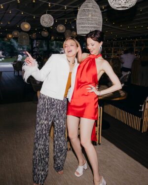 Marusya Klimova Instagram - Самый жаркий вечер, в прямом и переносном смысле, в мой день рождения 4 июля ☀️
Как же рада была собрать друзей и так уютно посидеть, так вкусно поесть и покурить оч крутой кальян. Спасибо ресторан @razgar.moscow Вы лучшие. Когда все желания предугадывются, когда внимательность  и профессионализм на высшем уровне - можно полностью расслабиться от организации и насладиться общением с любимыми и дорогими 🤍🤍🤍

Я в красном от @look7ee 
Спасибо за фотографии @ptichka_naprovode