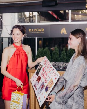 Marusya Klimova Instagram - Самый жаркий вечер, в прямом и переносном смысле, в мой день рождения 4 июля ☀️
Как же рада была собрать друзей и так уютно посидеть, так вкусно поесть и покурить оч крутой кальян. Спасибо ресторан @razgar.moscow Вы лучшие. Когда все желания предугадывются, когда внимательность  и профессионализм на высшем уровне - можно полностью расслабиться от организации и насладиться общением с любимыми и дорогими 🤍🤍🤍

Я в красном от @look7ee 
Спасибо за фотографии @ptichka_naprovode