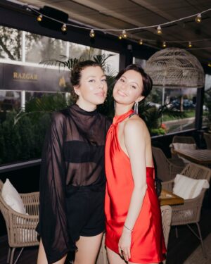 Marusya Klimova Instagram - Самый жаркий вечер, в прямом и переносном смысле, в мой день рождения 4 июля ☀️
Как же рада была собрать друзей и так уютно посидеть, так вкусно поесть и покурить оч крутой кальян. Спасибо ресторан @razgar.moscow Вы лучшие. Когда все желания предугадывются, когда внимательность  и профессионализм на высшем уровне - можно полностью расслабиться от организации и насладиться общением с любимыми и дорогими 🤍🤍🤍

Я в красном от @look7ee 
Спасибо за фотографии @ptichka_naprovode