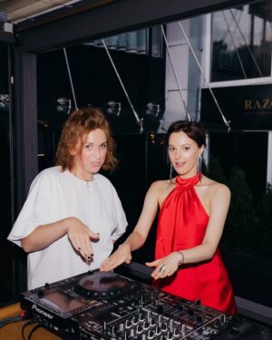 Marusya Klimova Instagram - Самый жаркий вечер, в прямом и переносном смысле, в мой день рождения 4 июля ☀️
Как же рада была собрать друзей и так уютно посидеть, так вкусно поесть и покурить оч крутой кальян. Спасибо ресторан @razgar.moscow Вы лучшие. Когда все желания предугадывются, когда внимательность  и профессионализм на высшем уровне - можно полностью расслабиться от организации и насладиться общением с любимыми и дорогими 🤍🤍🤍

Я в красном от @look7ee 
Спасибо за фотографии @ptichka_naprovode