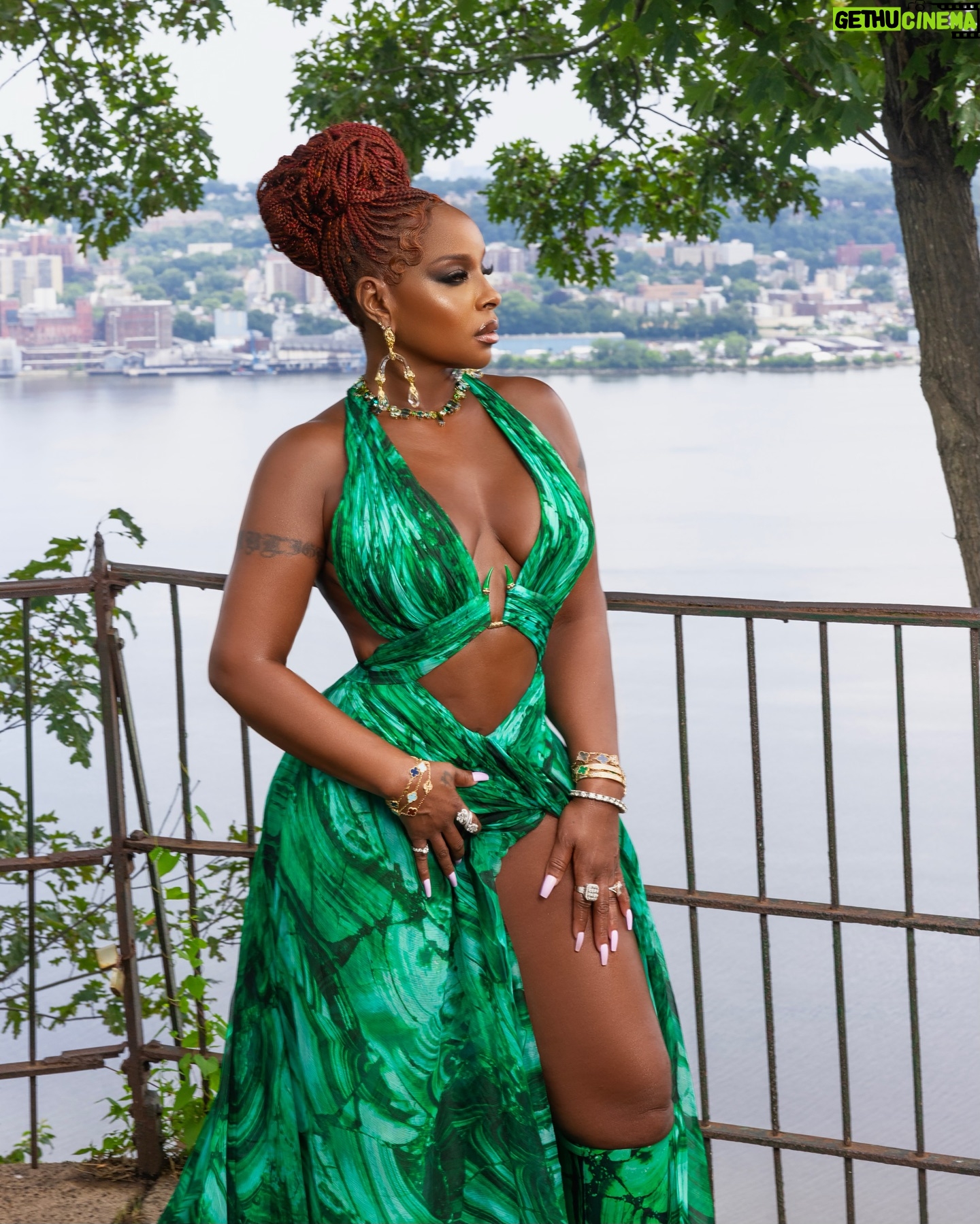 Mary J. Blige - 287.6K Likes - MJB