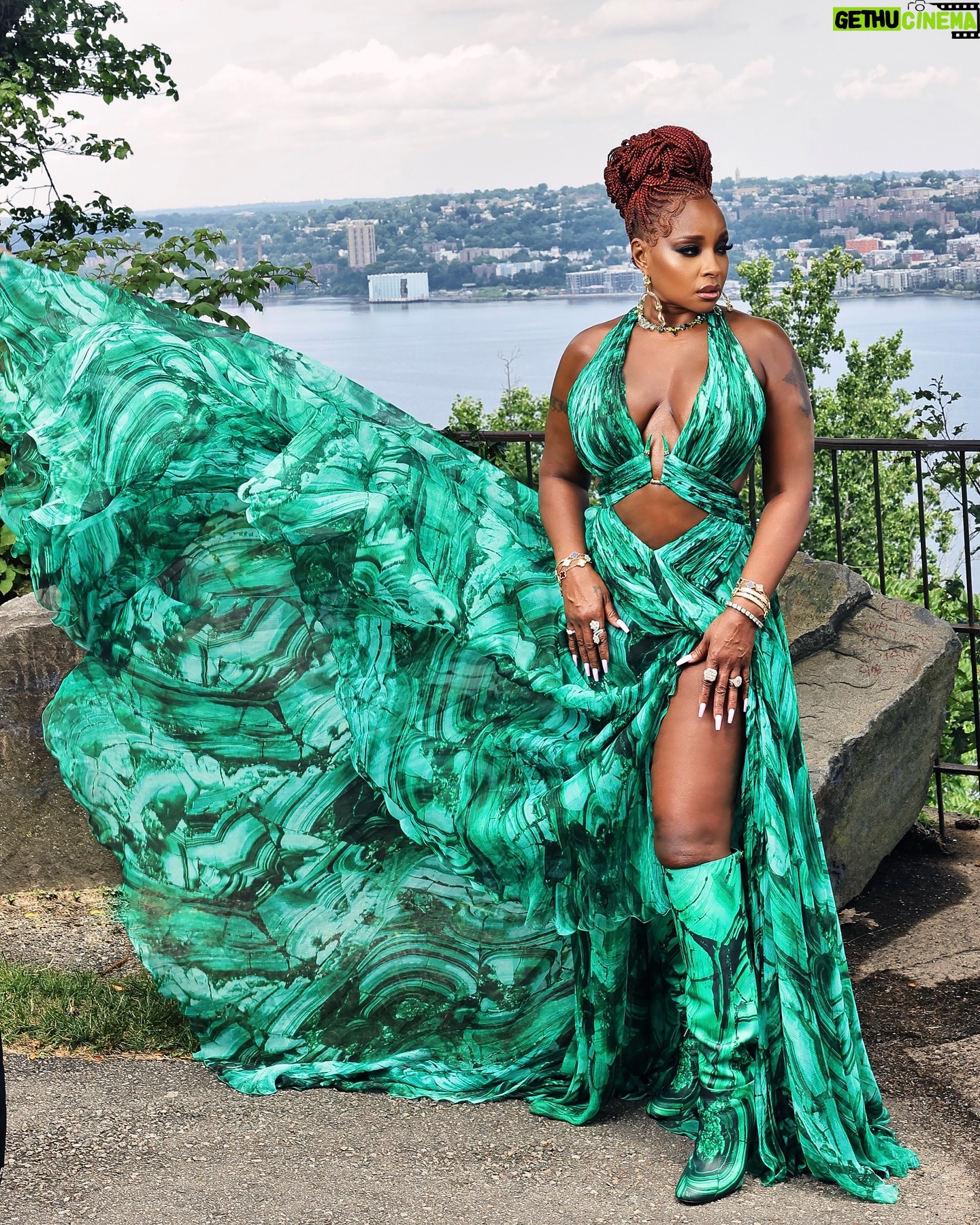 Mary J. Blige - 287.6K Likes - MJB