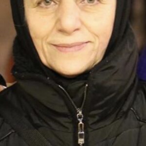 Maryam Boubani Instagram - # زن داشت فیلم می دید ، مرد کانال رو عوض کرد ، گفت اخبارِ بی بی سی  شروع میشه ،زن گفت این فیلمِ خیلی خوبیه ،مرد گفت آره دیدمش ، زن بلند شد رفت پشت پنجره،  آسمان شهر از دود سیاه بود وچشم اندازی  وجود نداشت . شب شده بود .مرددستش رو دراز کرد چراغ رو خاموش کرد ، زن باتعجب گفت اِ،مردیکدفعه عصبانی وباصدای بلند گفت: اشتباه کردم چته ، زن  برای هزارمین بارجاخورد ، داشت یه مطلبی رو می خوند چراغ رو خاموش کرده بود وزن فقط گفته بود اِ ، اینهمه عصبانیت وداد برای چیه ، 
زن گفت منکه چیزی نگفتم ، مرد داد زد ای خدا ، ای خدا چرا منو نجات نمی دی،
زن آروم کتاب رو بست ، بلند شد رفت پشت پنجره،ماه انگاراز لابلای ابرها به سرعت عبور می کرد  پنجره های روبرو یک درمیان روشن وخاموش بود ،زن فکرکرد فردا برای ناهار چی بپزم ؟
 یه نگاه انداخت به کتاب  بسته روی مبل وفکر کرد ،یادم باشه بقیه اون مطلب رو هم بخونم. 

تهران:دیماه۰۰