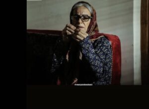 Maryam Boubani Instagram - #به دنیا که آمدم حکومت نظامی بود، شانزده هفده سالم که بود کله ام بوی قورمه سبزی میداد وبارها بابتش توی خونه ما حکومت نظامی میشد، بیست وپنج سالم که بود،پسرم را در حکومت نظامی بدنیا آوردم، بعدش انقلاب شد هنوز چیزی از انقلاب نگذشته بود باز یه جورایی حکومت نظامی شد وافتادن به جون اونهایی که کله هاشون  یه جورایی بوهای غیرعادی میداد، تا بیاد بیست وهفت سالم بشه جنگ شد ، جنگ وحکومت نظامی، توجنگ یه دفعه بزرگ شدم  غصه همه آدمهایی که کشته میشدن  کلِ جلو موهای سرمو سفید کرد، یه جورایی زود پیر شدم وفهمیدم ایدئولوژیِ مذهبی وغیر مذهبی ،کمونیست وسوسیالیسم وکلاً چپ وراست سیاسته وسیاست یعنی بایدقبل ازهرچیزسیاس بودن روبلد باشی ، بلد نبودم یکدفعه بزرگ شدم، فهمیدم متریال اولیه رو ندارم، مذهب وقانون زندگیم شد انسانیت چون تنهامسلک ومرام وایدئولوژی بود که بیس اولیه ش محبت، مهربانی وعشق  به همنوع بود، ومن پر بودم از همه اینها ، باهمون توشه راه افتادم ، تا امروز ،اما موضوع  مهم وجالب اینه که فردا ۶۹ سالم میشه وهنوز حکومت نظامیه ، #حکومت_نظامی !

#