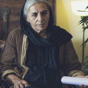 Maryam Boubani Instagram - #آنگاه دهانم را دوختند،
حصاری گرداگردم برافراشتند،
وساقه ی غرورِ شگفتم را
به سرکش ترین شعله ها سپردند.

(بی باروبر کنده ای عبوس
باسهم آسمان وزمینی عقیم)

حلقه ی زرینِ دلمشغولی های بی بهایی را،
گران!
درکف پینه بسته دستانم
به منت فرو گذاشتند،
وتاریخ را ازوجودم تهی کردند تهی!

(شاه بانویی
در اردوگاهِ کارِ تکراری)

آئینه هارا درگودترین نقطه پستوها
پنهان کردند،
تادرخویشتن ننگرم.

(الهه یِ سترونِ معبدی شدم مهیب
وبهشت زیرپاهایم جولان میداد.)

بادهانِ دوخته اما!
روی خطوط رنج رقصیدم
ازدرّه های دلتنگی گذشتم
شبانه های گیج مشوش را، بیتابانه تاب آوردم
بر آرامش زلال واژه بالیدم
پس!
پرشدم ازجهانی که تهی بود ازمن
لبریزجمعیت 
لبالب از زیبایی
وگیسوافشاندم بر جنگل جهان

آنگاه!
دنیا ودهان دوخته ام را شکافت
طنین واژه های مبارک وموزون.