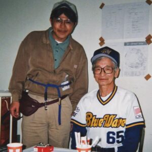Masanori Hata Instagram - イチローさんが日本でプレイした、最後の年の開幕戦、ムツさんがオリックスの始球式に登場しました。マウンドのムツさんにボールを運んだのはラブラドールのラブ。練習のかいあって、スムーズに連携することができました。仰木監督と親しくお付き合をさせていただいていたことがきっかけでしたが、ムツさん、楽しく大切な思い出になった、と後日語ってくれました。なんとこの日のためにユニフォームもつくっていただいたんです😆
ムツさんと共にうつっているのは656カメラマンのツンタでした。
#ムツゴロウの656 #はたまさのり #むつごろうさん #オリックス #しきゅうしき