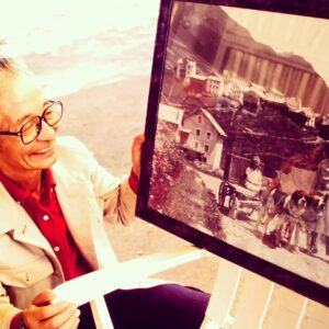 Masanori Hata Instagram - スイスを訪ねたムツさん、念願のセントバーナードたちに出会います。地元のセントバーナード協会会長さんから、昔はこうやって車を牽いていたんだよ、と貴重な写真を見せて もらいました🐾 でっかい犬もすぐにともだちです😆#ムツゴロウの656 #むつごろうさん  #はたまさのり #zoologist #friendofanimals #writer #bernard