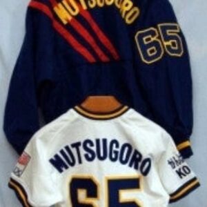 Masanori Hata Instagram - イチローさんが日本でプレイした、最後の年の開幕戦、ムツさんがオリックスの始球式に登場しました。マウンドのムツさんにボールを運んだのはラブラドールのラブ。練習のかいあって、スムーズに連携することができました。仰木監督と親しくお付き合をさせていただいていたことがきっかけでしたが、ムツさん、楽しく大切な思い出になった、と後日語ってくれました。なんとこの日のためにユニフォームもつくっていただいたんです😆
ムツさんと共にうつっているのは656カメラマンのツンタでした。
#ムツゴロウの656 #はたまさのり #むつごろうさん #オリックス #しきゅうしき