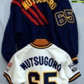 Masanori Hata - 5.5K Likes - イチローさんが日本でプレイした、最後の年の開幕戦、ムツさんがオリックスの始球式に登場しました。マウンドのムツさんにボールを運んだのはラブラドールのラブ。練習のかいあって、スムーズに連携することができました。仰木監督と親しくお付き合をさせていただいていたことがきっかけでしたが、ムツさん、楽しく大切な思い出になった、と後日語ってくれました。なんとこの日のためにユニフォームもつくっていただいたんです😆
ムツさんと共にうつっているのは656カメラマンのツンタでした。
#ムツゴロウの656 #はたまさのり #むつごろうさん #オリックス #しきゅうしき