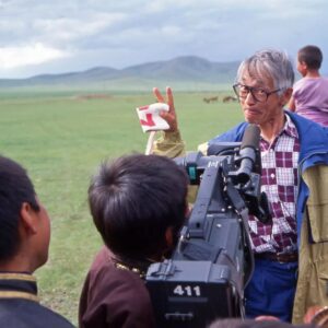 Masanori Hata Instagram - 地元の子供たちの前でおどけるお茶目なムツさん😆どこの国にいっても、子供たち、動物たちとは魔法のように、すぐ仲良くなりました。２枚目はナーダムリハーサルレース後の写真。最高の笑顔！🐎
1993年7月 モンゴルにて
#ムツゴロウの656  #むつごろうさん  #はたまさのり#zoologist #writer #もんごる #ナーダム