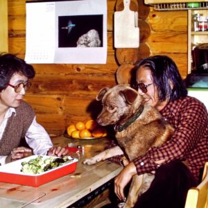 Masanori Hata Instagram - 懐かしいお散歩シリーズ🐾
左はラッキー、右はロージー
2人とも捨てられたりさ迷っているところを保護して家族になりました🍀二枚目はご存知？プースケ❤️ムツさんとなにを会話してるのかなー✨３枚目はロージーと珍しくムツさん夫婦の日常2ショット。不思議色セピアのロージーはみんなから愛されました🐾#ムツゴロウの656 #むつごろうさん #はたまさのり#zoologist #writer #friendofanimals #doglover