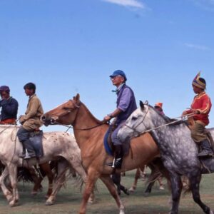 Masanori Hata Instagram - 1993年の夏、ムツさんは58歳でモンゴルの草原を駆け抜ける草競馬、ナーダムに挑戦しました。その１ヶ月の旅に同行したカメラマンつんちゃんによる「ムツさんと旅したモンゴル 」編をこのたび撮影しました。テレビにも公開されなかった秘話も登場します。編集、公開をお楽しみに！こちらでもモンゴルの写真をアップしていきます🐎 #ムツゴロウの656 #はたまさのり #むつごろうさん #zoologist #writer #なーたむ #もんごる