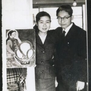 Masanori Hata Instagram - 只今、古いタイプのフィルムで残されたムツさんの絵画作品や写真をコツコツとデジタル化しています。その途中に、結婚当時のムツさん夫婦の写真をみつけました。隣においてある絵は、ムツさんが描いたもの。若く希望にあふれた2人の笑顔。2ショットは数少ないので貴重なのです。#はたまさのり #むつごろうさん #writer #けっこんき #painter