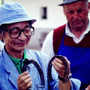 Masanori Hata Instagram - イタリア北部でであったハーフリンガー系の馬たち。暮らしとともに馬の文化がしっかり息づいていました。小さな馬友だちと乗っているムツさん、てい鉄を眺めるムツさん、嬉しそうです🎵#ムツゴロウの656 #はたまさのり #むつごろうさん #zoologist #writer #horsemanship