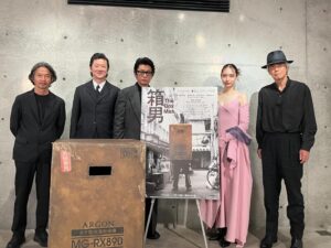 Masatoshi Nagase Instagram - ⁡
一昨日開催された『箱男』ジャパンプレミアに
お越しいただいた皆さん
有難うございました！
⁡
知恵熱(ただの風邪っすが)出ちゃって
汗ダクの舞台挨拶になってしまい
すみませんでした
⁡
やっと最初の一歩を踏み出した『箱男』
今後もよろしくお願いします！
⁡
⁡
from M.Nagase
⁡
⁡
 
#箱男 #8月23日公開
⁡
⁡
⁡